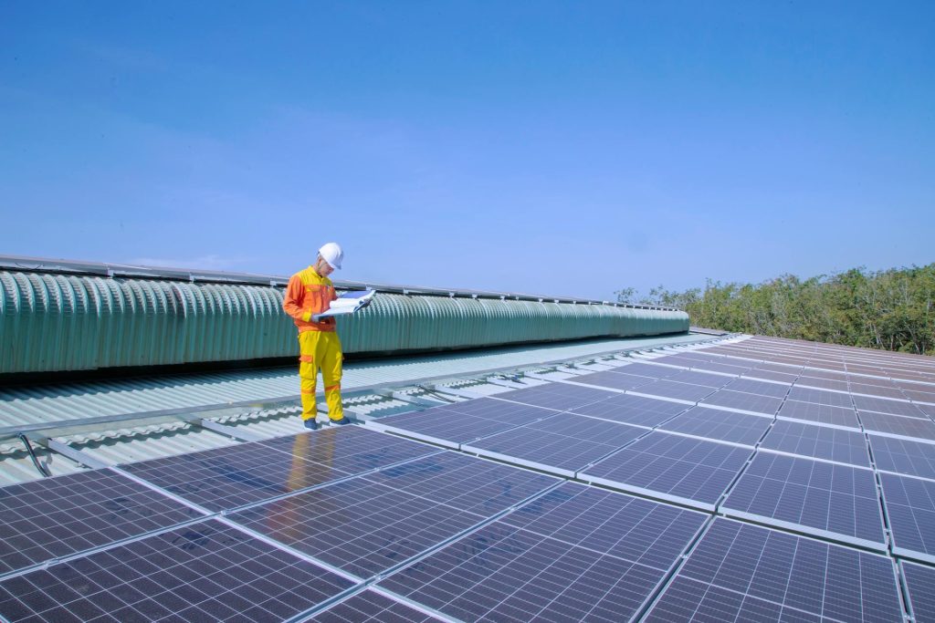 Photo by Hoan Ngọc: https://www.pexels.com/photo/solar-technician-installing-solar-panels-6961112/
